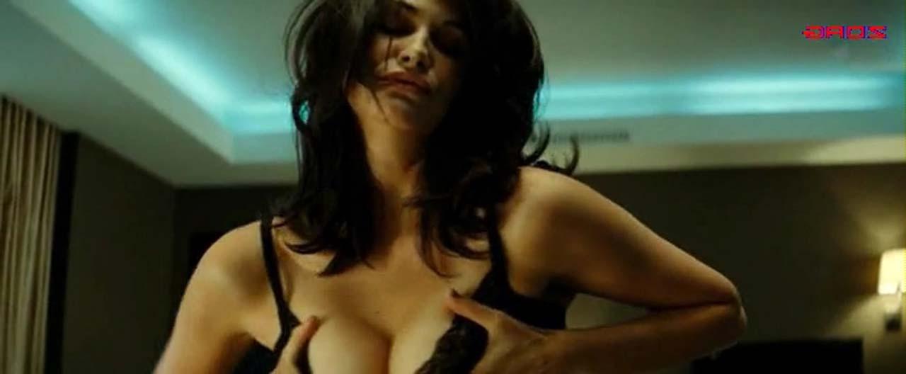 16P Helena Noguerra showing her nice big boobs and great ass in movie