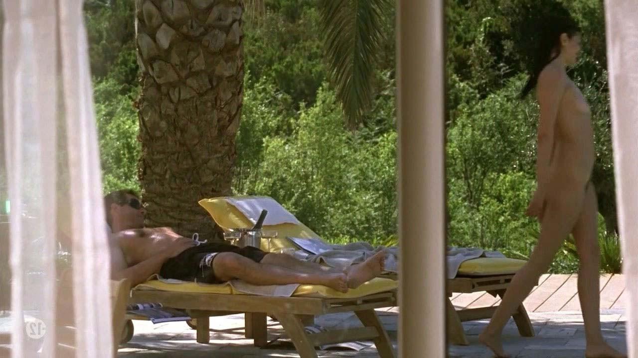 16P Helena Noguerra showing her nice big boobs and great ass in movie