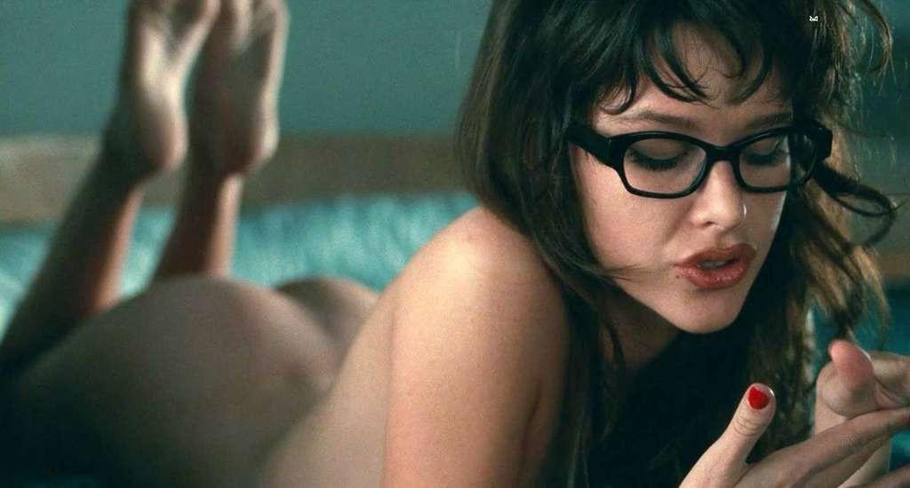 10P Paz De La Huerta exposing her hairy pussy and nice big boobs in movie