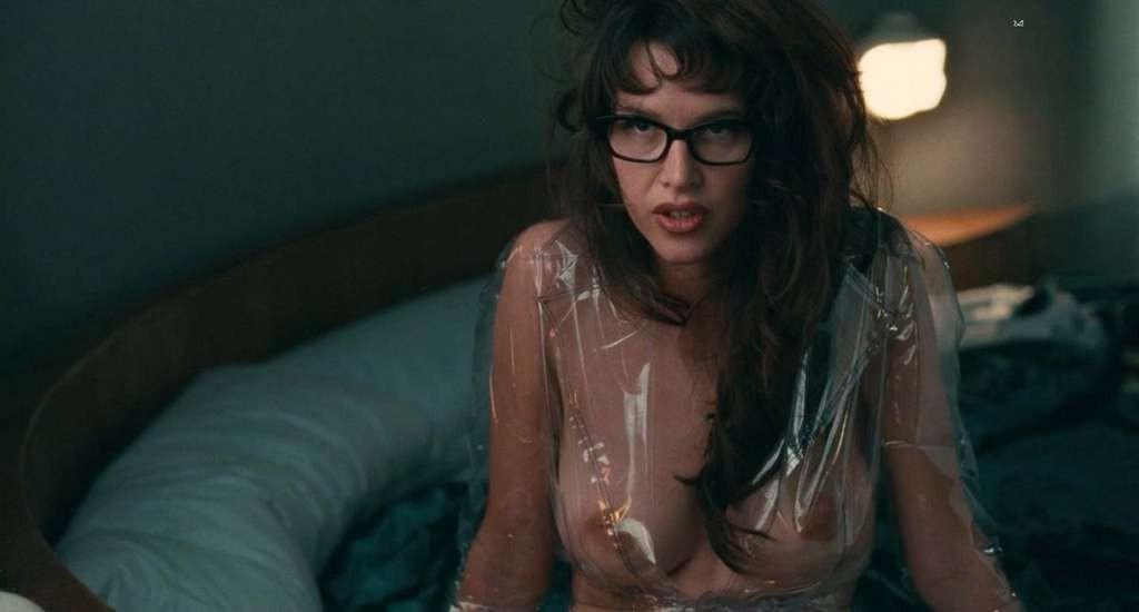 10P Paz De La Huerta exposing her hairy pussy and nice big boobs in movie