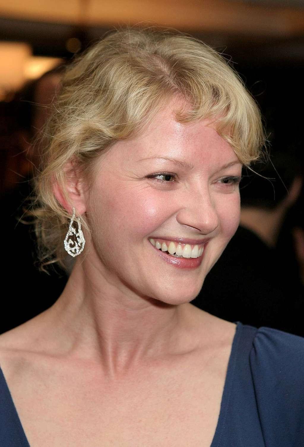 10P Gretchen Mol exposing her nice huge boobs with other girls in nude movie scene