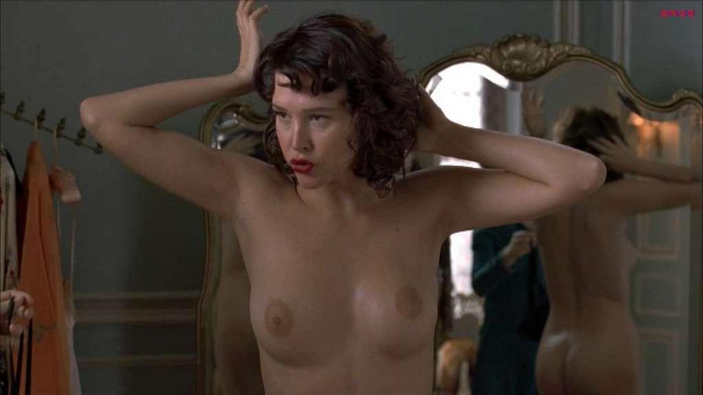 10P Paz De La Huerta exposing her nice tits and hairy pussy in movie