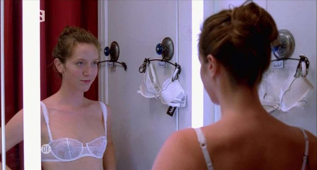 10P Sara Giraudeau exposing her nice boobs and fucking hard in movie captures