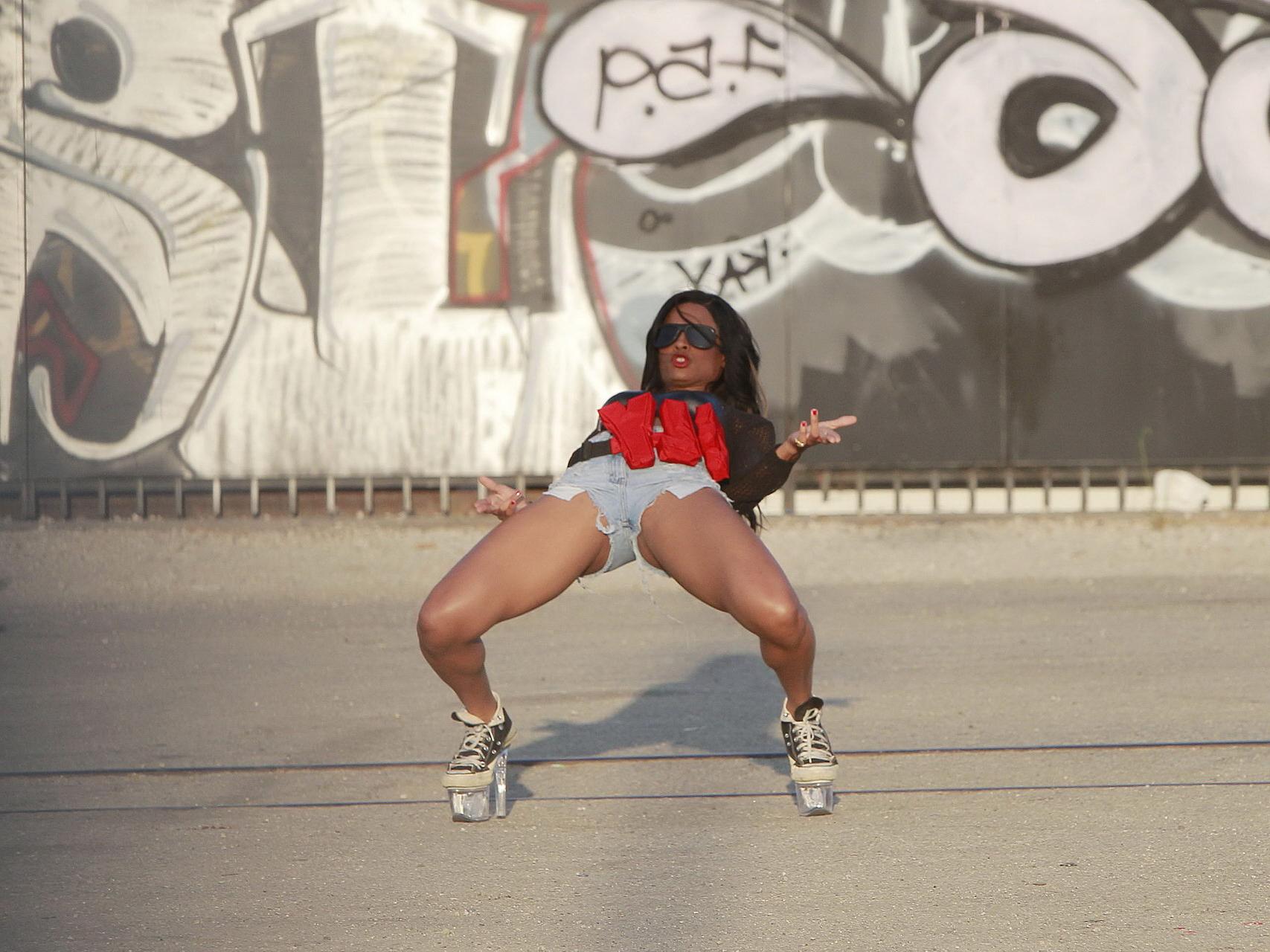 16P Ciara leggy in denim shorts showing her flexibility on the set of 'Gimme Dat' mu