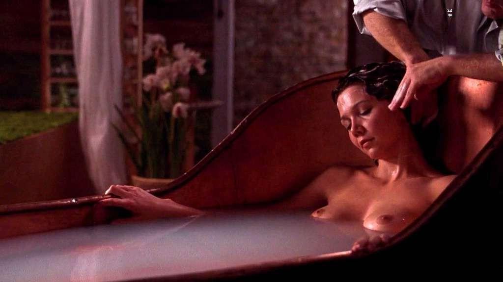 10P Maggie Gyllenhaal exposing her big boobs and her pussy in nude movie caps