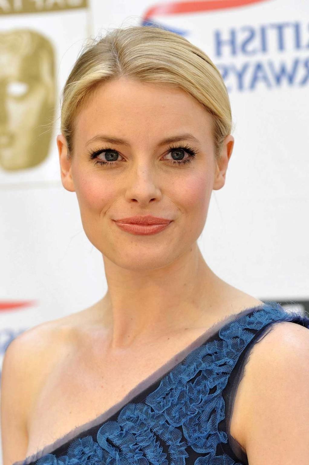 10P Gillian Jacobs exposing her nice big boobs in movie caps and posing sexy for pap