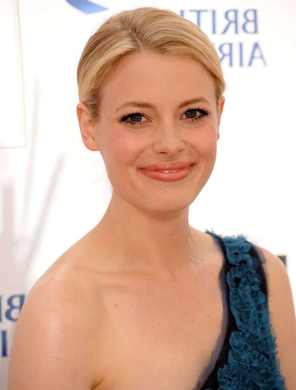 10P Gillian Jacobs exposing her nice big boobs in movie caps and posing sexy for pap