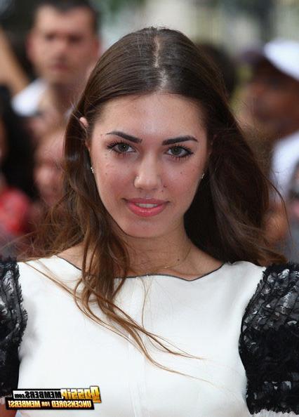 15P Model Amber Le Bon models herself in the nude