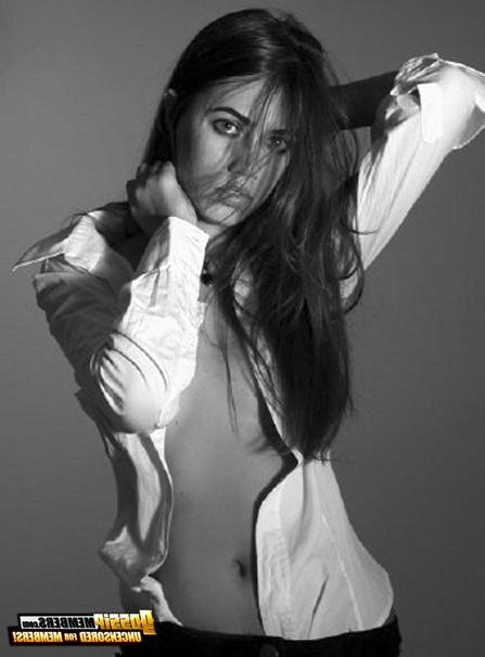 15P Model Amber Le Bon models herself in the nude