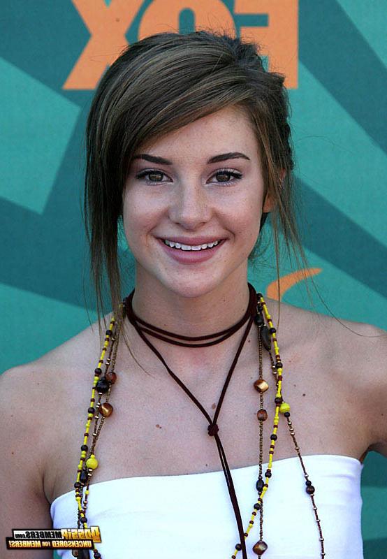 15P Shailene Woodley sexy and candid poses exposed