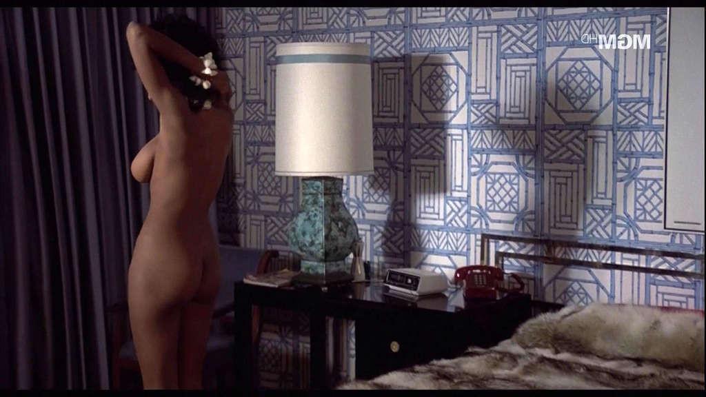 10P Pam Grier exposing her huge tits in nude movie caps