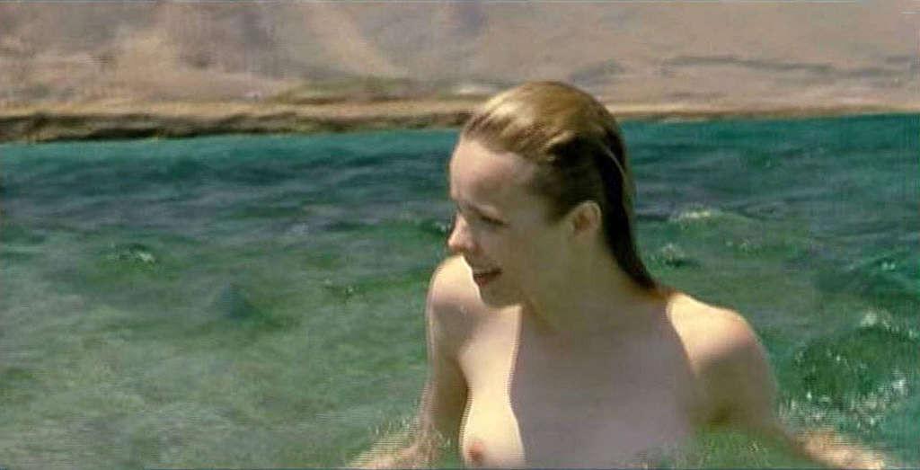 10P Rachel McAdams reveals her nice tits in nude movie caps