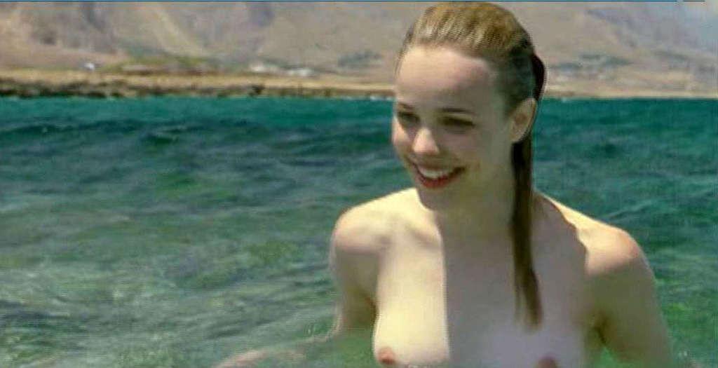 10P Rachel McAdams reveals her nice tits in nude movie caps