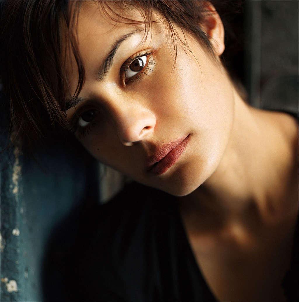 10P Shannyn Sossamon exposing her nice big tits in nude movie scenes
