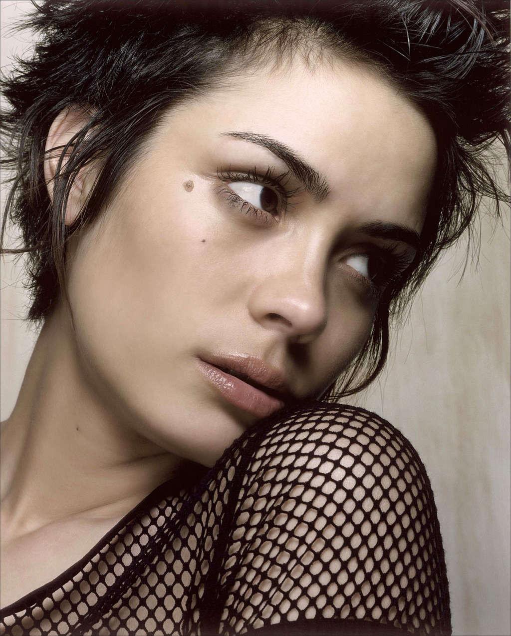 10P Shannyn Sossamon exposing her nice big tits in nude movie scenes