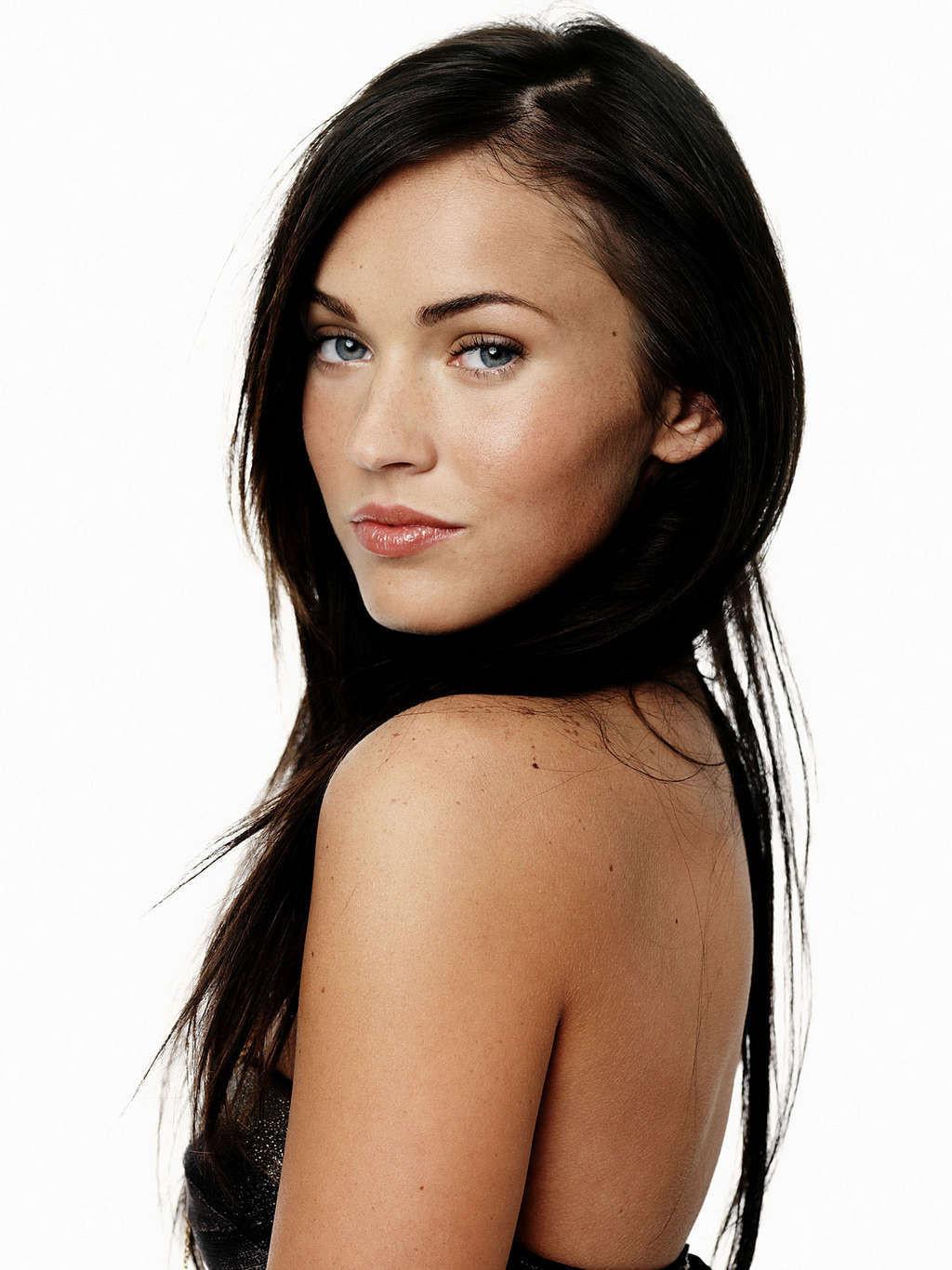16P Megan Fox zeigt ihre schönen großen Titten am Filmset und nackt im Bett