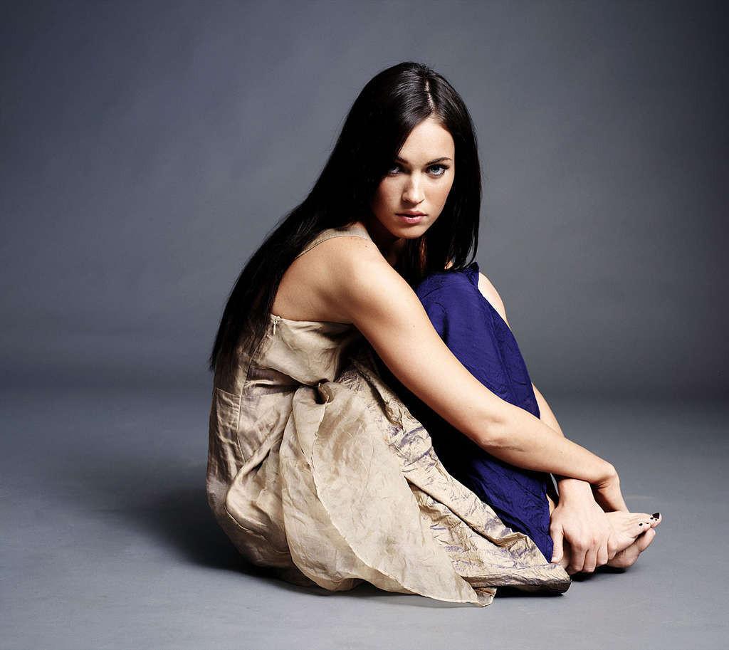 16P Megan Fox zeigt ihre schönen großen Titten am Filmset und nackt im Bett