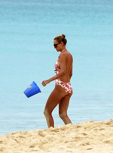 10P Uma Thurman shows his naked body and tits and butt