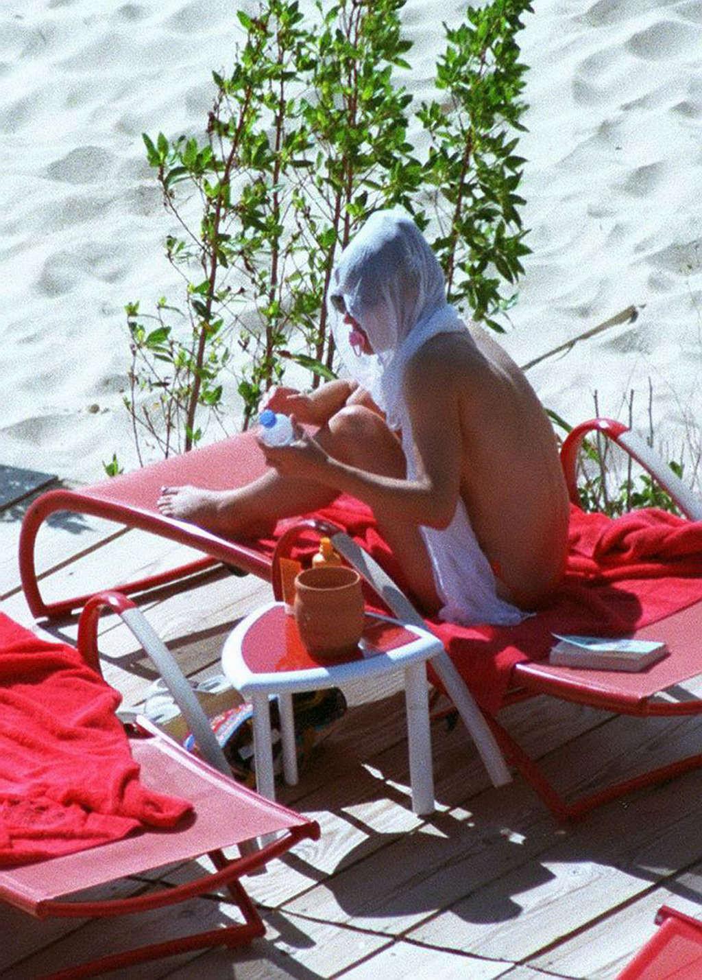 10P Elizabeth Hurley exposing her nice big tits on beach during vacation paparazzi p