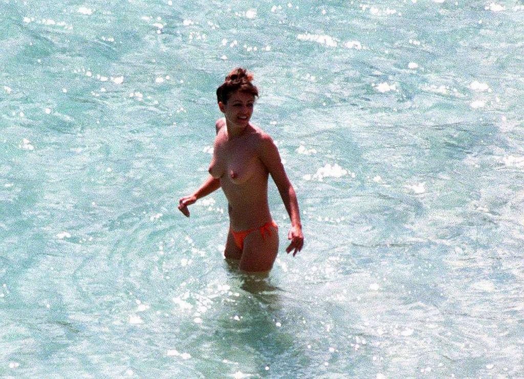 10P Elizabeth Hurley exposing her nice big tits on beach during vacation paparazzi p