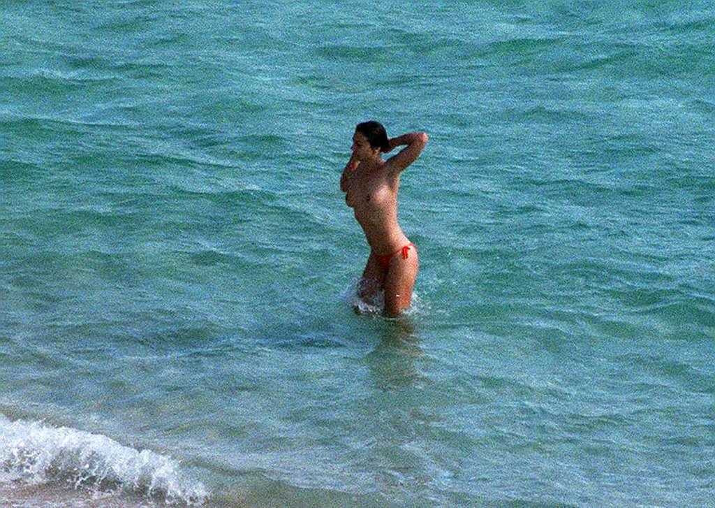 10P Elizabeth Hurley exposing her nice big tits on beach during vacation paparazzi p