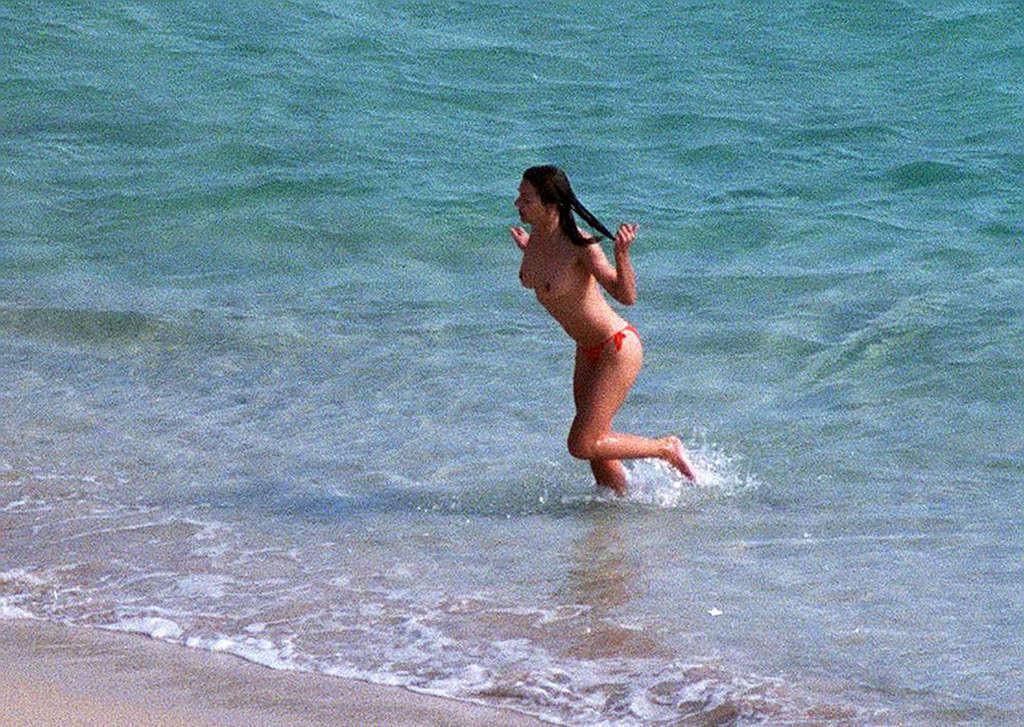 10P Elizabeth Hurley exposing her nice big tits on beach during vacation paparazzi p