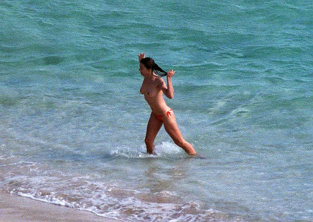 10P Elizabeth Hurley exposing her nice big tits on beach during vacation paparazzi p