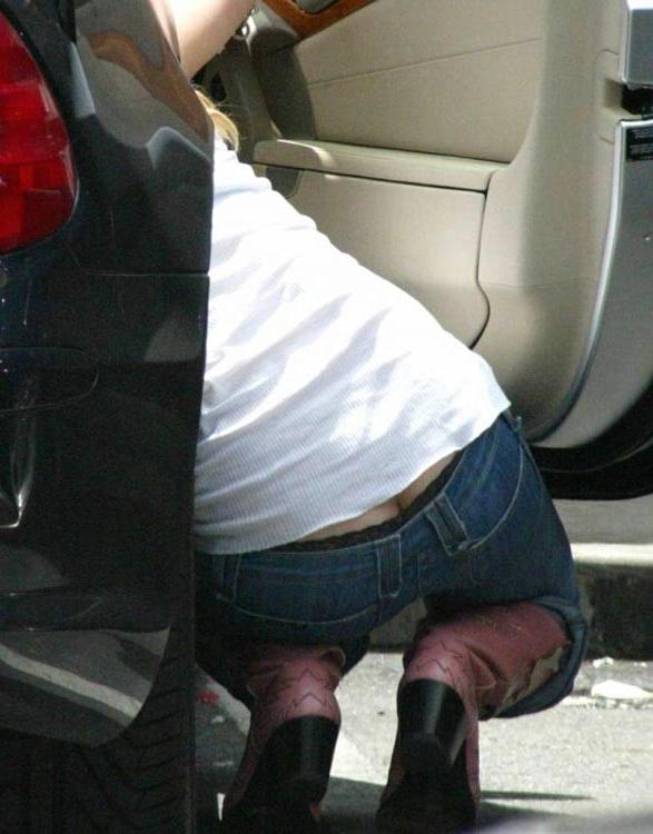 15P Hilary Duff upskirt of her panties and nice ass