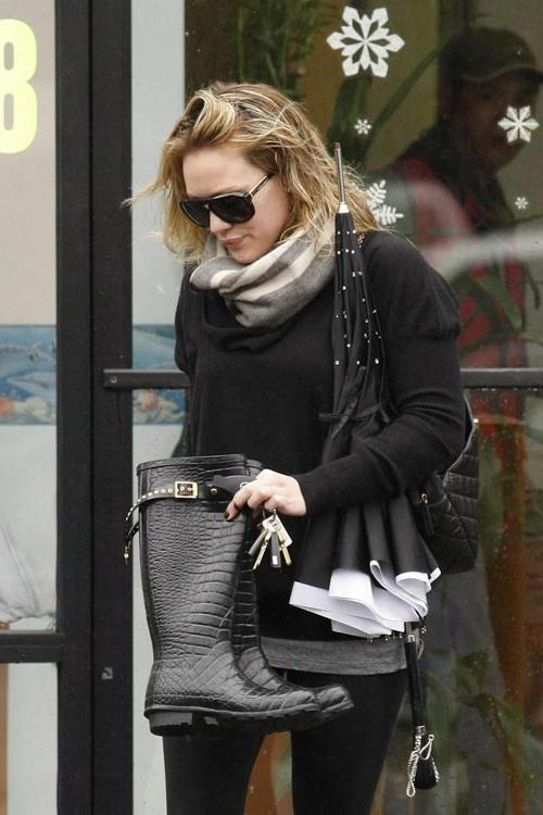 15P Hilary Duff upskirt of her panties and nice ass