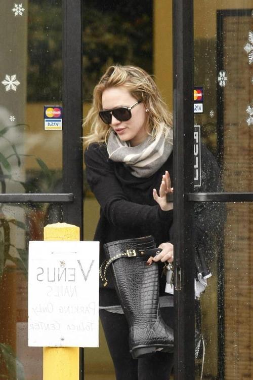 15P Hilary Duff upskirt of her panties and nice ass