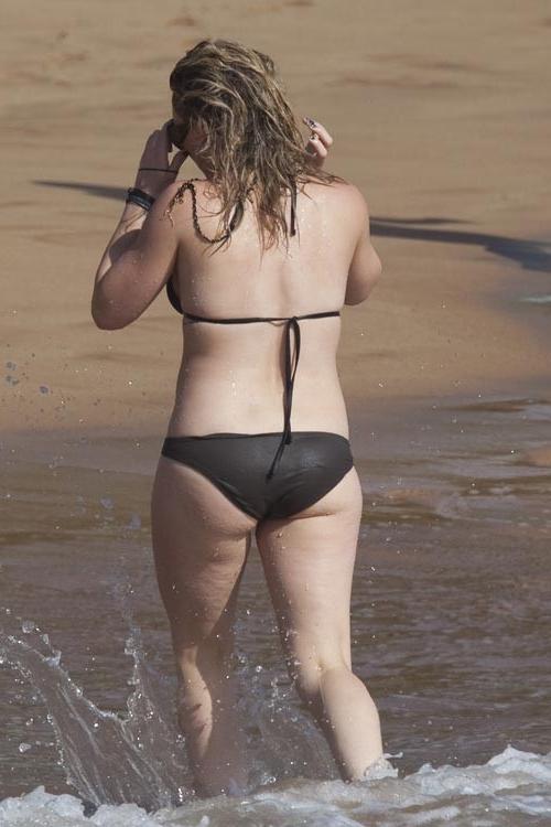 15P Hilary Duff upskirt of her panties and nice ass
