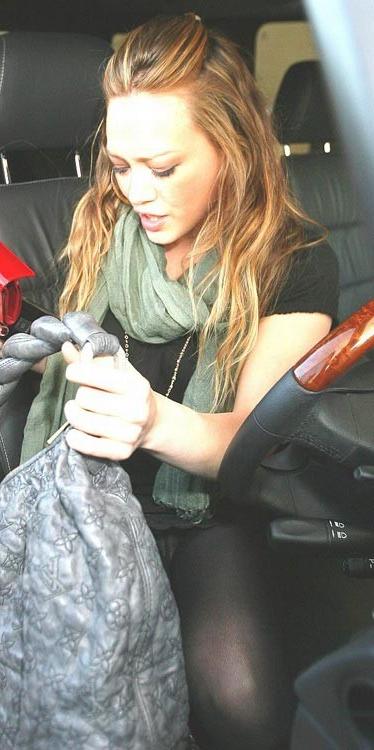 15P Hilary Duff upskirt of her panties and nice ass