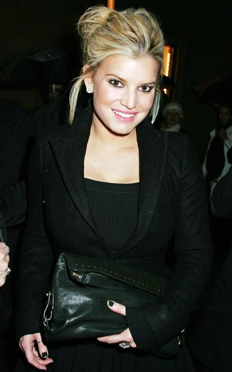 15P Jessica Simpson upskirt of her fabulous ass