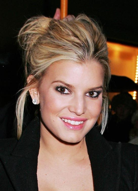 15P Jessica Simpson upskirt of her fabulous ass