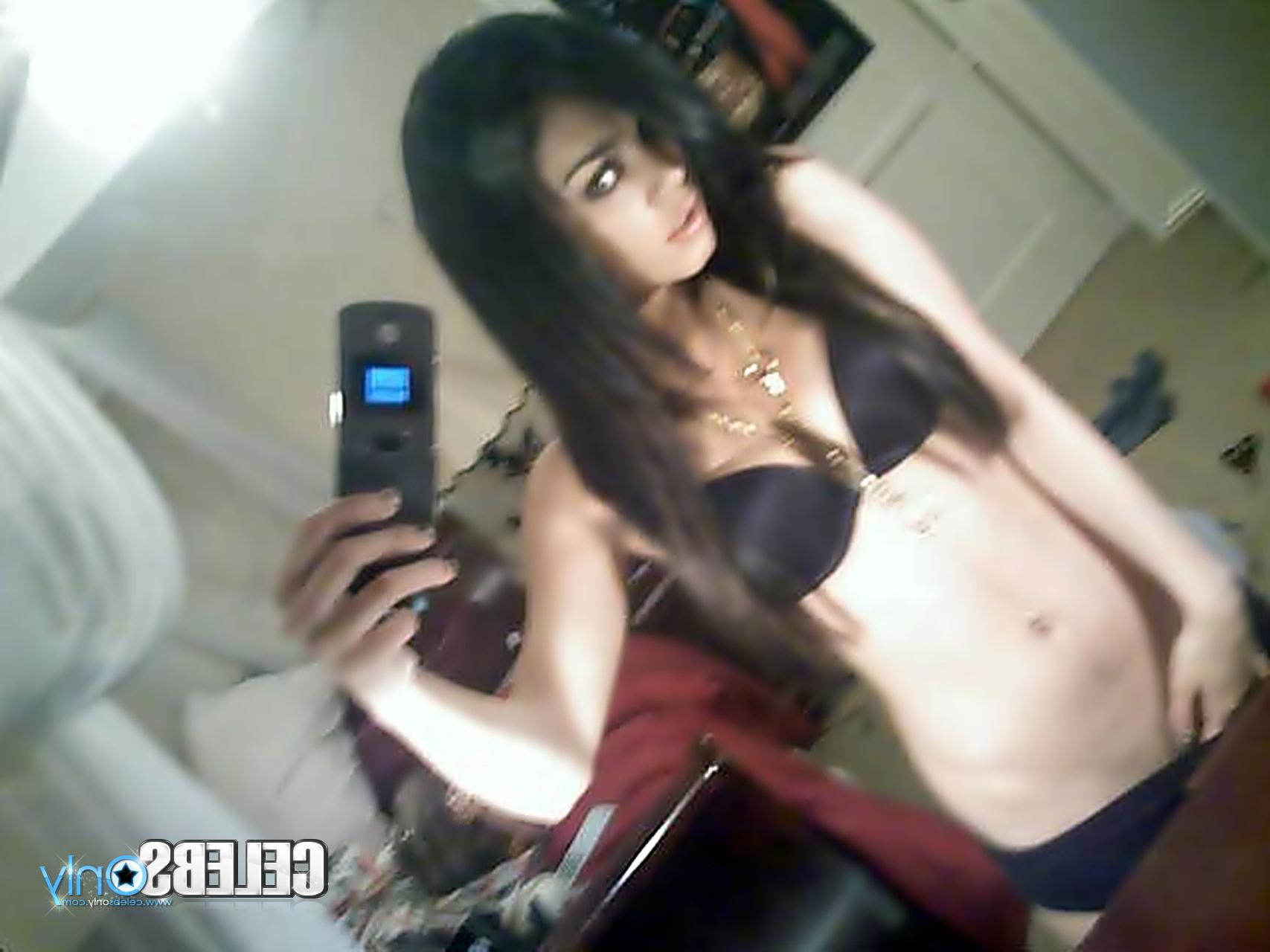 16P Vanessa Hudgens nude self shot pictures