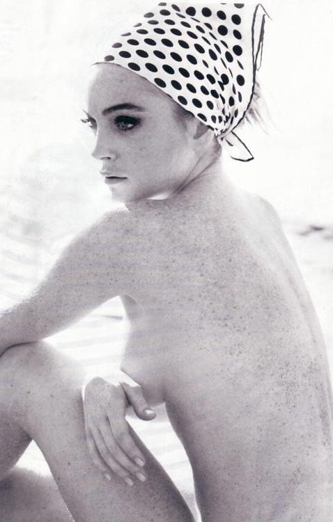 15P Lindsay Lohan upskirt of shaved pussy and hot ass