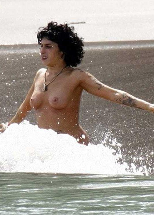15P Amy Winehouse playing with her bare tits on beach