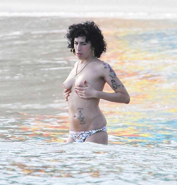 15P Amy Winehouse playing with her bare tits on beach