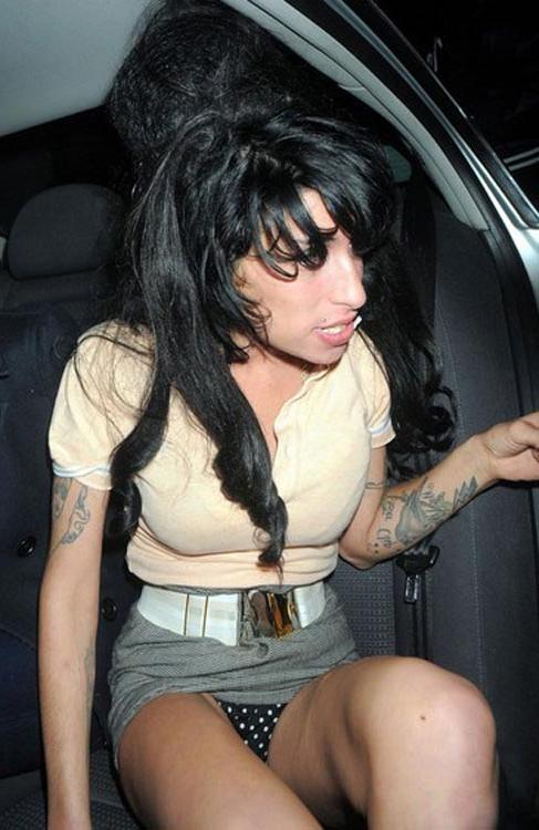 15P Amy Winehouse playing with her bare tits on beach