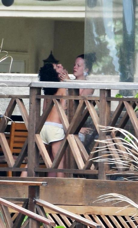 15P Amy Winehouse playing with her bare tits on beach
