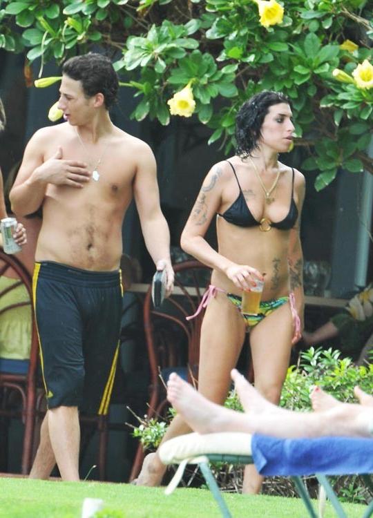15P Amy Winehouse playing with her bare tits on beach