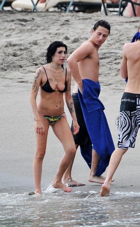 15P Amy Winehouse playing with her bare tits on beach