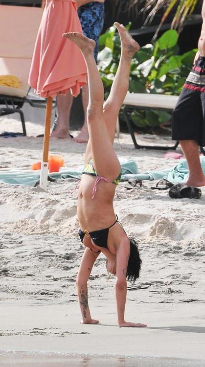 15P Amy Winehouse playing with her bare tits on beach