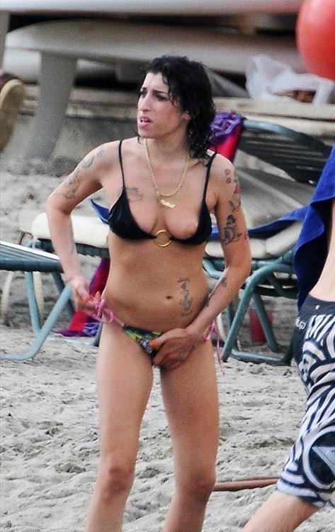 15P Amy Winehouse playing with her bare tits on beach