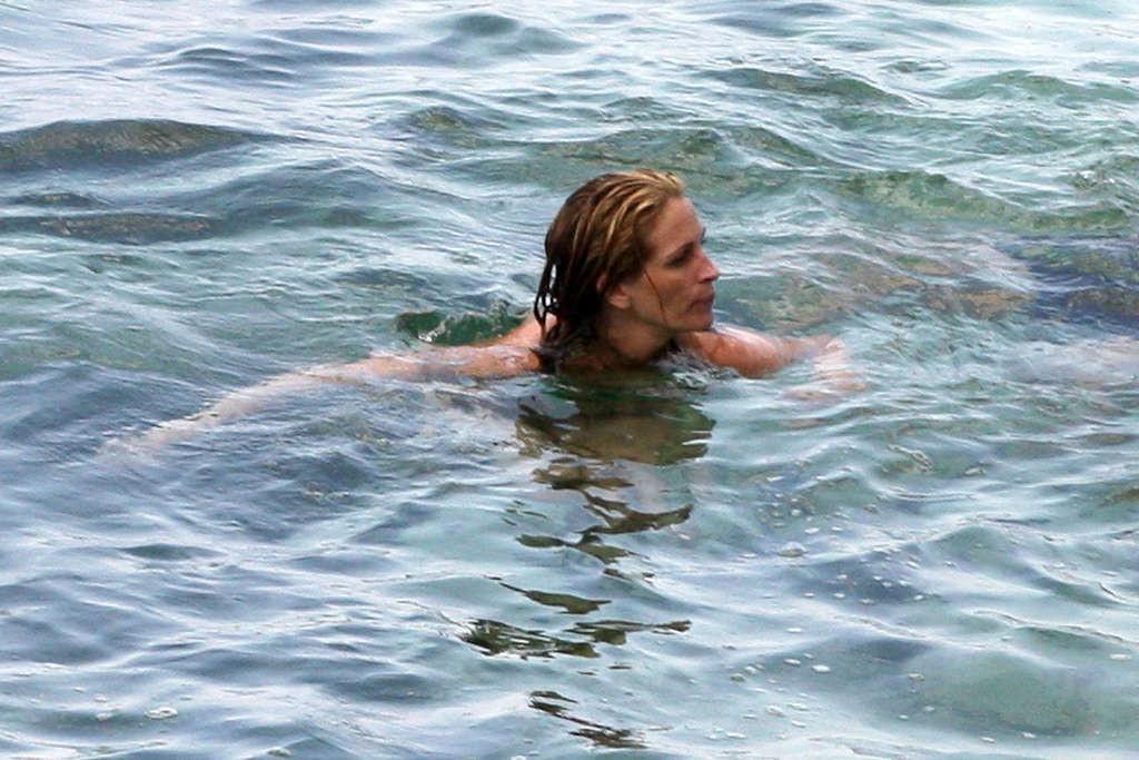 16P Julia Roberts exposing her tits in wet see thru shirt on film set