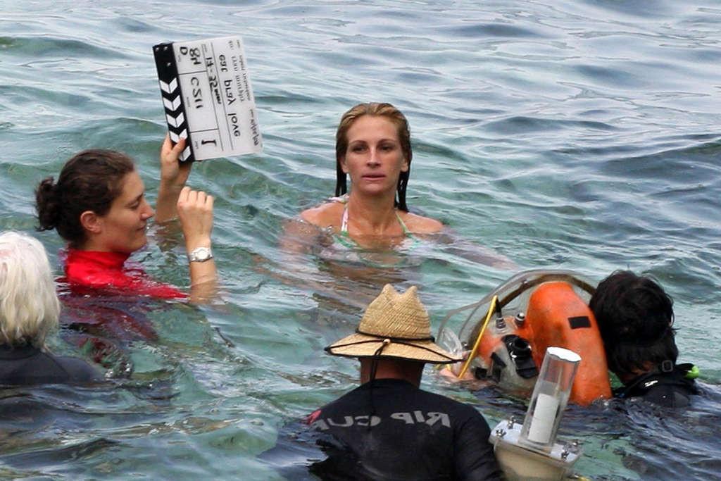 16P Julia Roberts exposing her tits in wet see thru shirt on film set