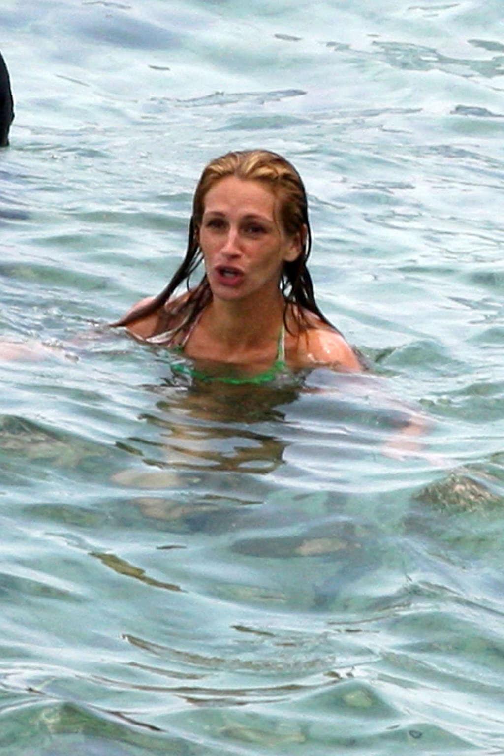 16P Julia Roberts exposing her tits in wet see thru shirt on film set