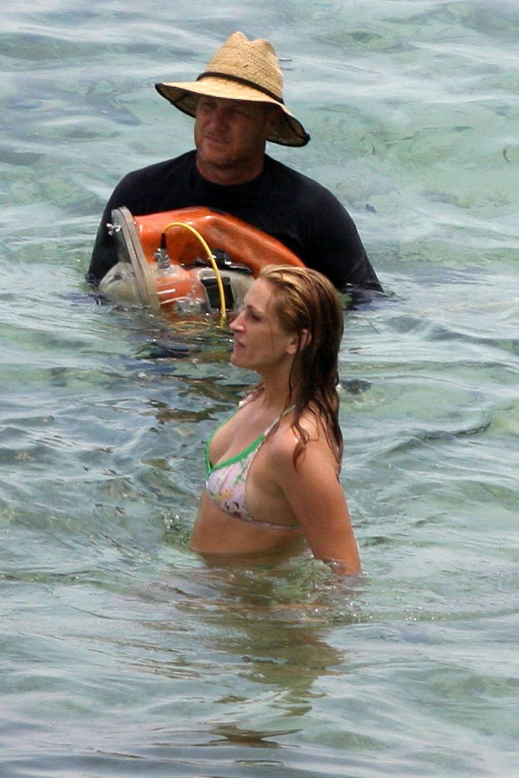 16P Julia Roberts exposing her tits in wet see thru shirt on film set