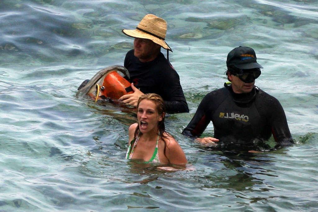 16P Julia Roberts exposing her tits in wet see thru shirt on film set
