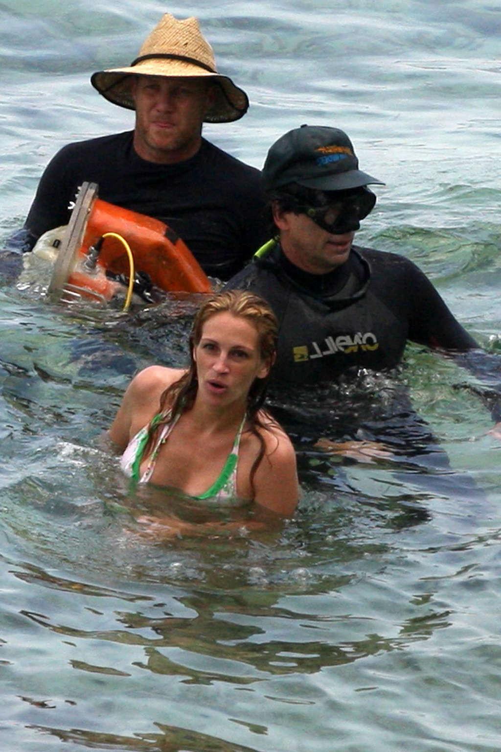 16P Julia Roberts exposing her tits in wet see thru shirt on film set